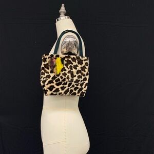 Leopard print shoulder bag with fur heart detail